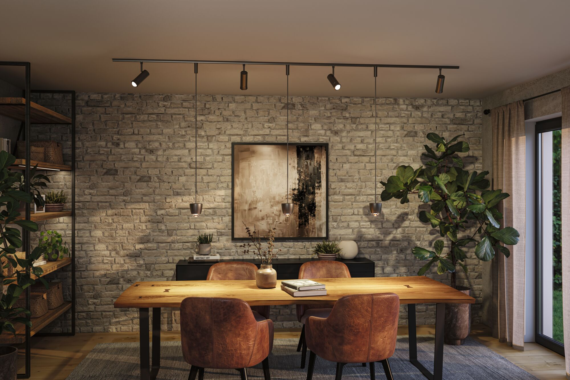 Moderne Esszimmer mit Holztisch, Ledersesseln, Backsteinwand und Hängeleuchten.