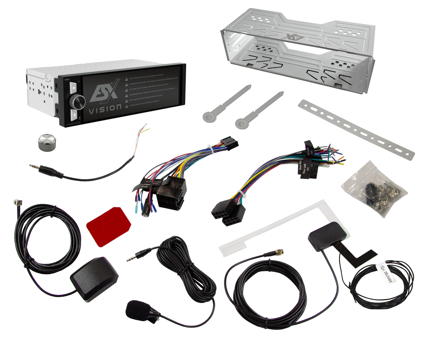 Autoradio mit Einbaurahmen, Kabelbäumen, Antennen, Mikrofon, GPS-Antenne und Montagematerial auf weißem Grund.