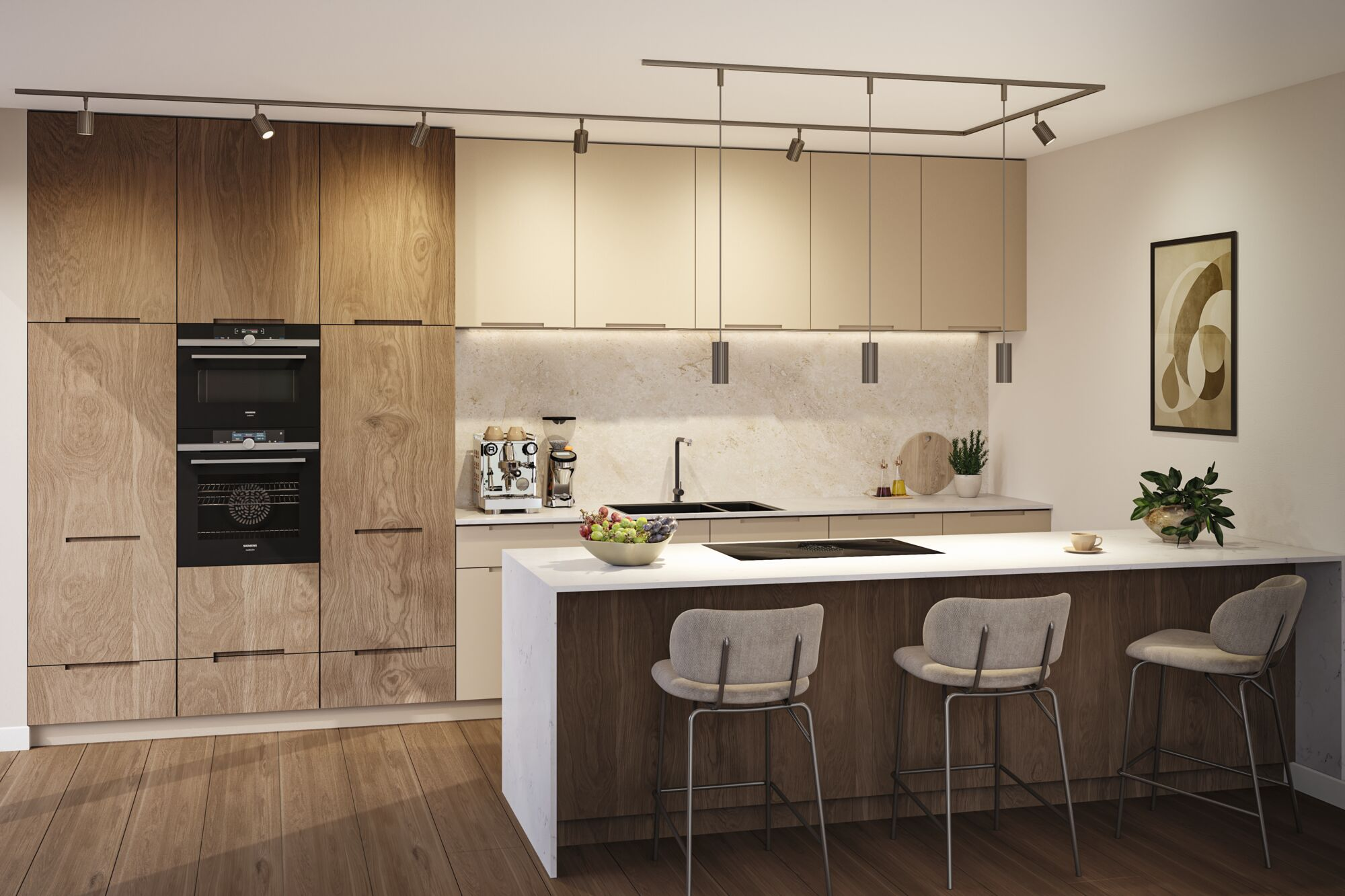 Moderne Küche mit Holzfronten, heller Arbeitsplatte, Kochinsel mit drei Barhockern und hängenden Lampen.