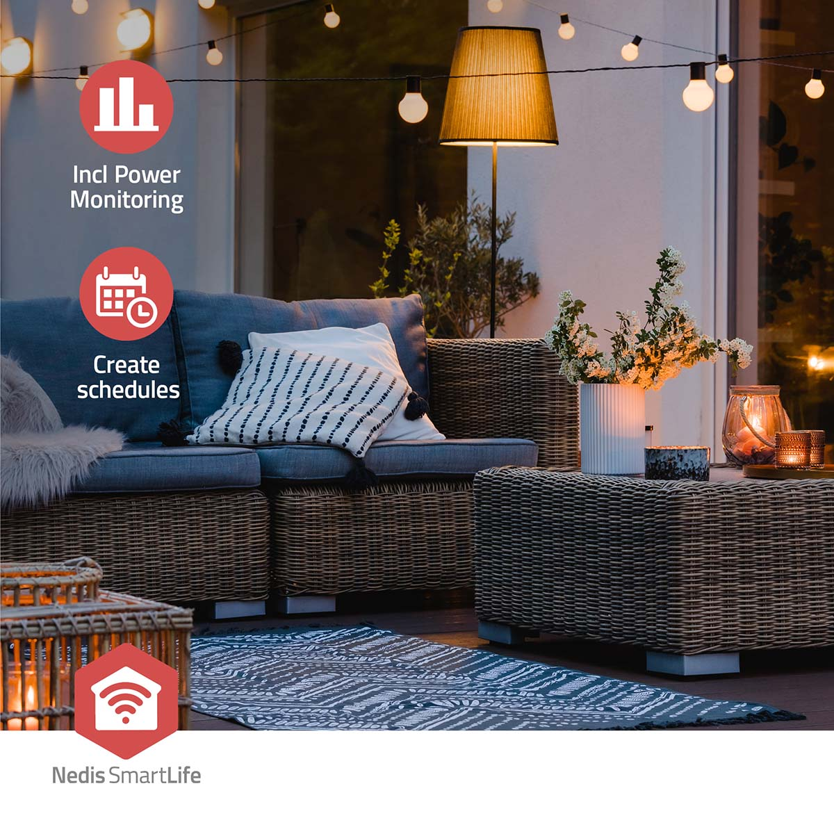 Gemütliche Terrasse mit Rattan-Sofa, beleuchteter Stehlampe und Lichterkette am Abend.