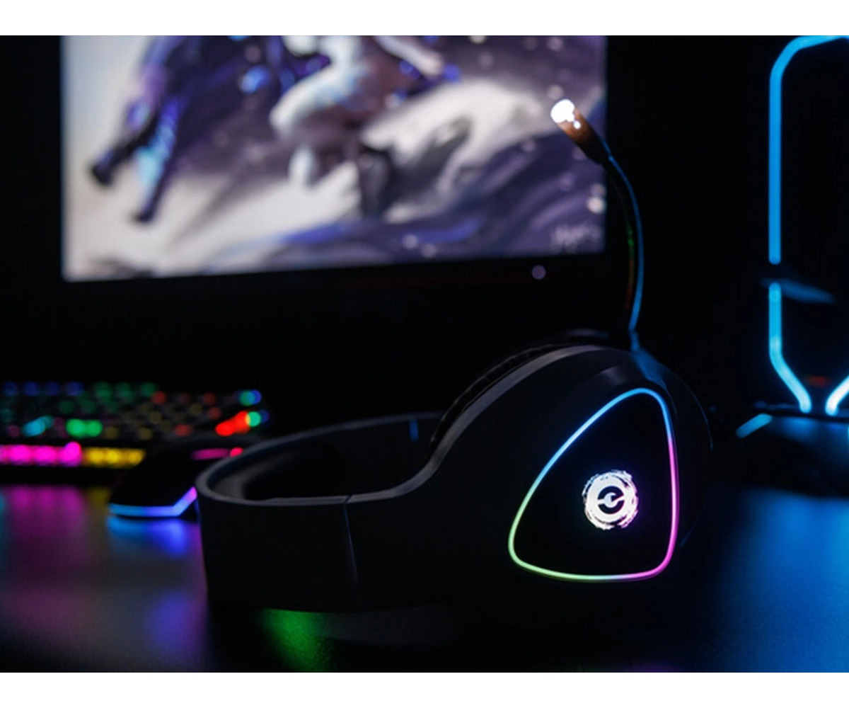 Sluchawki dla graczy z podswietleniem RGB leza na biurku przed monitorem i klawiatura.