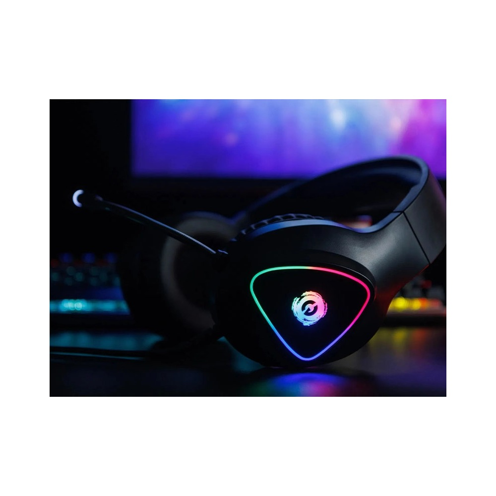 Czarne słuchawki gamingowe z oświetleniem RGB, ramieniem mikrofonu i podświetlaną klawiaturą w tle.