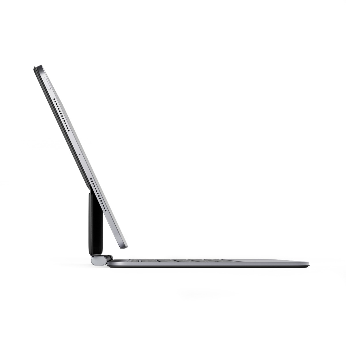 Seitenansicht eines Tablets auf einem Magic Keyboard, isoliert auf weißem Hintergrund.