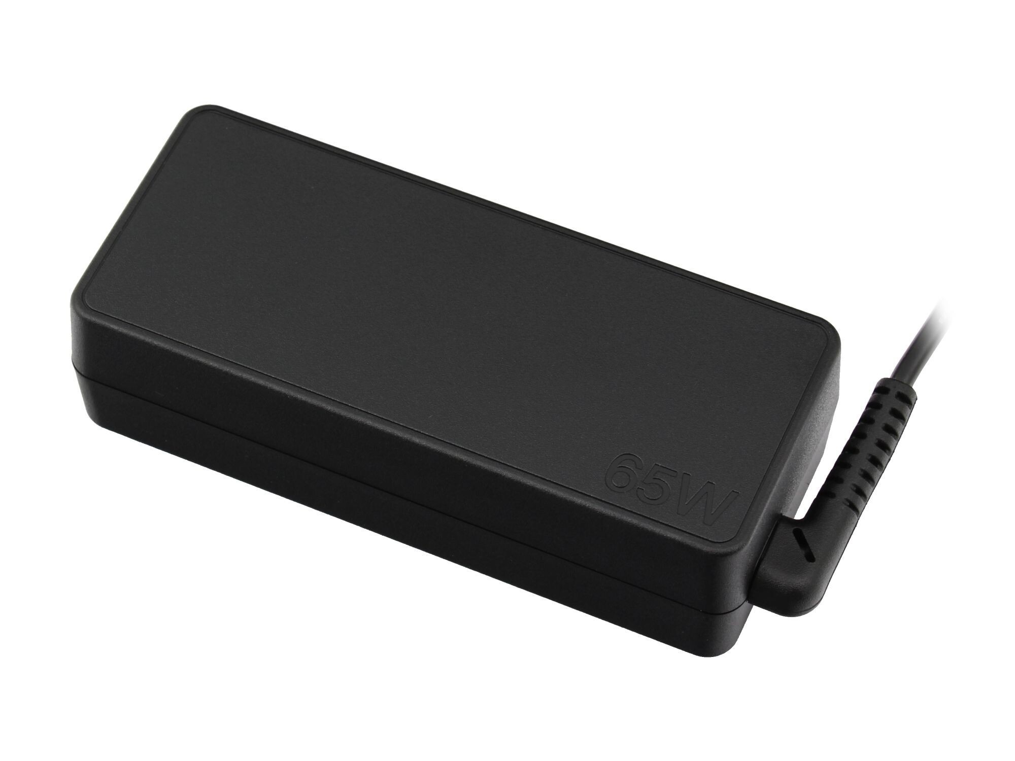 Ein schwarzes, rechteckiges 65W Laptop-Netzteil mit angeschlossenem Kabel vor weißem Hintergrund.