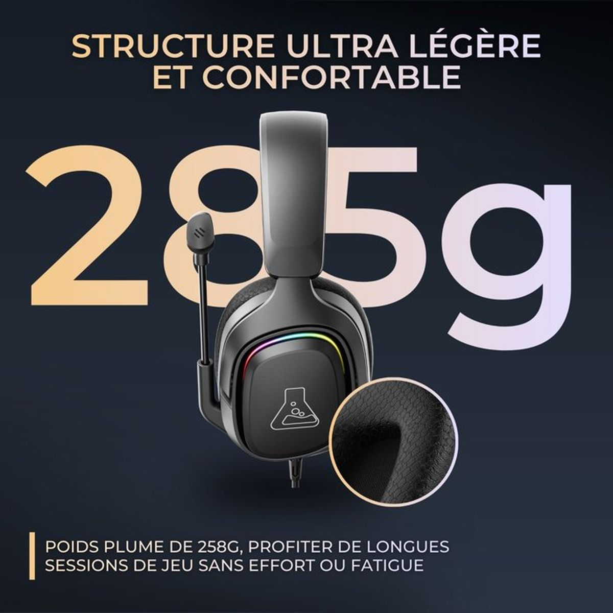 Ein schwarzes Gaming-Headset mit Mikrofon und RGB-Beleuchtung, Nahaufnahme des Stoffes der Ohrmuschel.