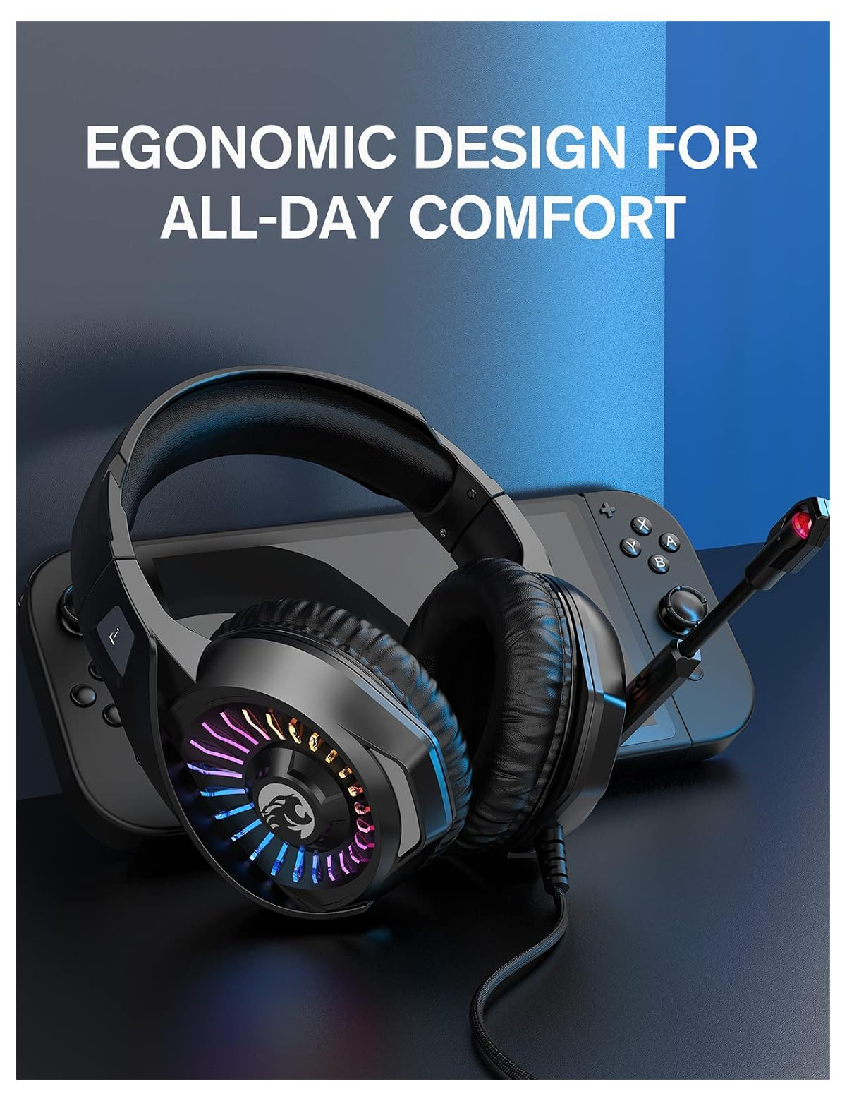 Schwarzes Gaming-Headset mit leuchtenden RGB-Ohrmuscheln und Mikrofon vor einer Handheld-Konsole auf dunkler Oberfläche.