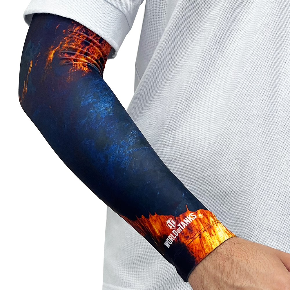 Arm mit feurigem und blauem Ärmel, World of Tanks Logo am Handgelenk, vor weißem Hemd.