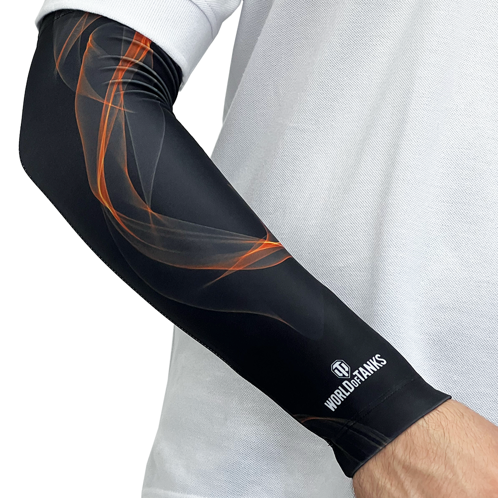 Ein Arm in einem weißen Hemd trägt einen schwarzen Armstulpe mit orangefarbenem Rauchmuster und World of Tanks Logo.