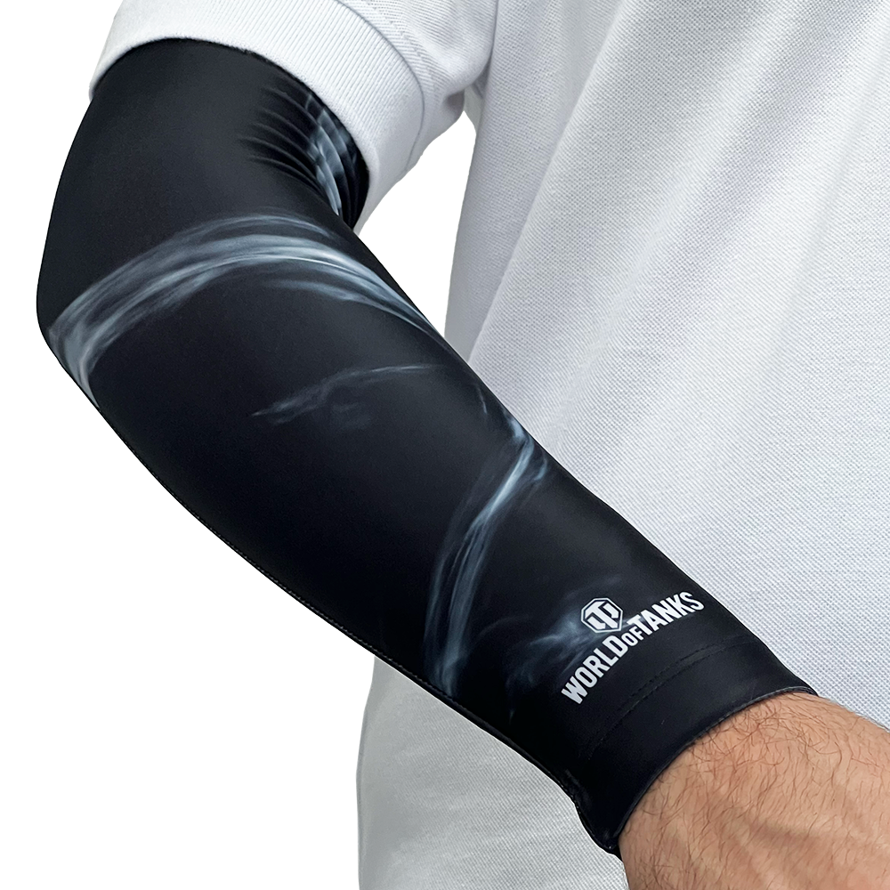 Ein Arm mit einer schwarzen, weiß gemusterten Armmanschette mit dem World of Tanks-Logo vor einem weißen Hemd.