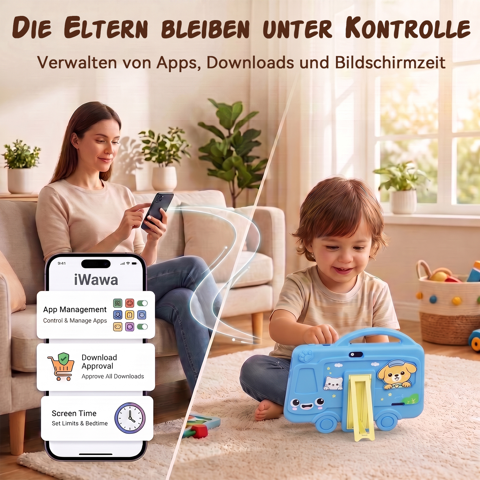 Mutter sitzt auf Sofa mit Smartphone, Kind spielt auf dem Teppich mit einem blauen Tablet-Ständer.