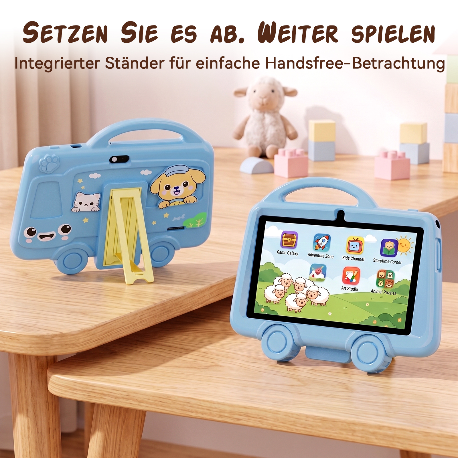 Zwei blaue Kinder-Tablets in Busform mit Ständer auf Holztischen, im Hintergrund Spielzeug.