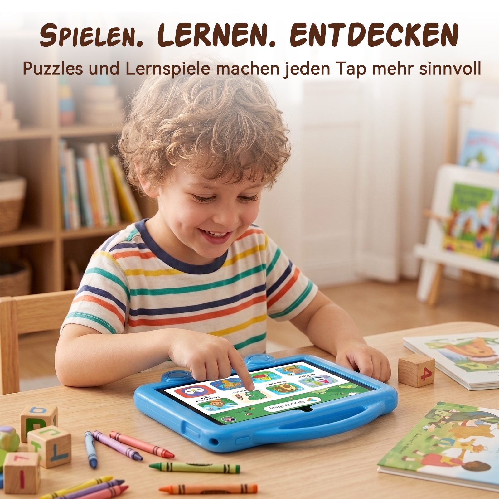 Ein junges Kind mit blondem lockigem Haar spielt lächelnd auf einem blauen Tablet an einem Holztisch.