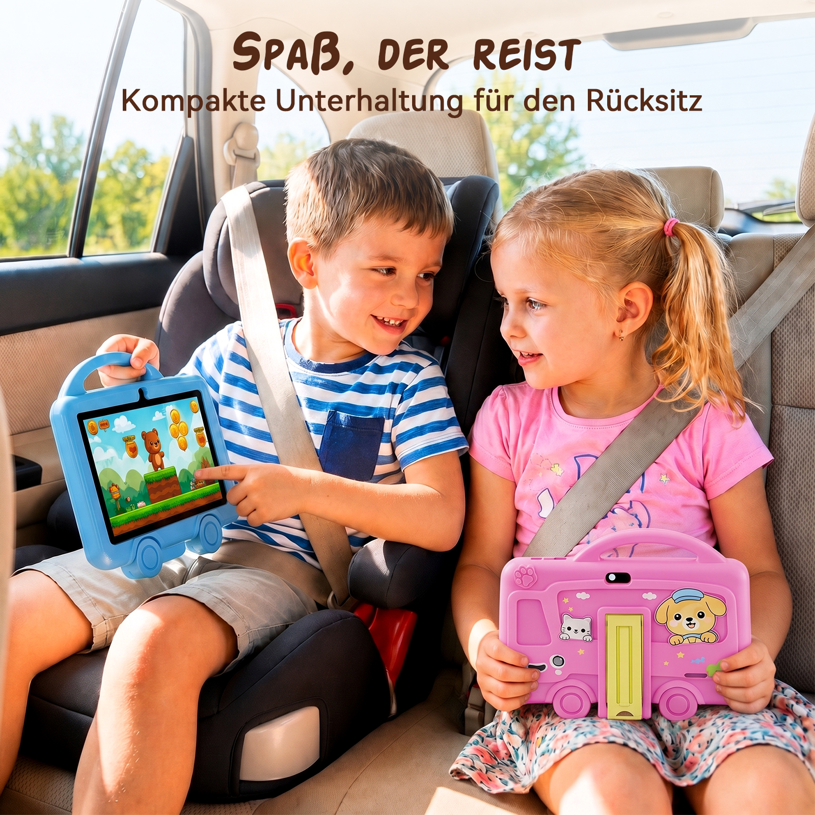 Zwei Kinder sitzen angeschnallt im Auto und spielen mit bunten Kinder-Tablets mit Hüllen.