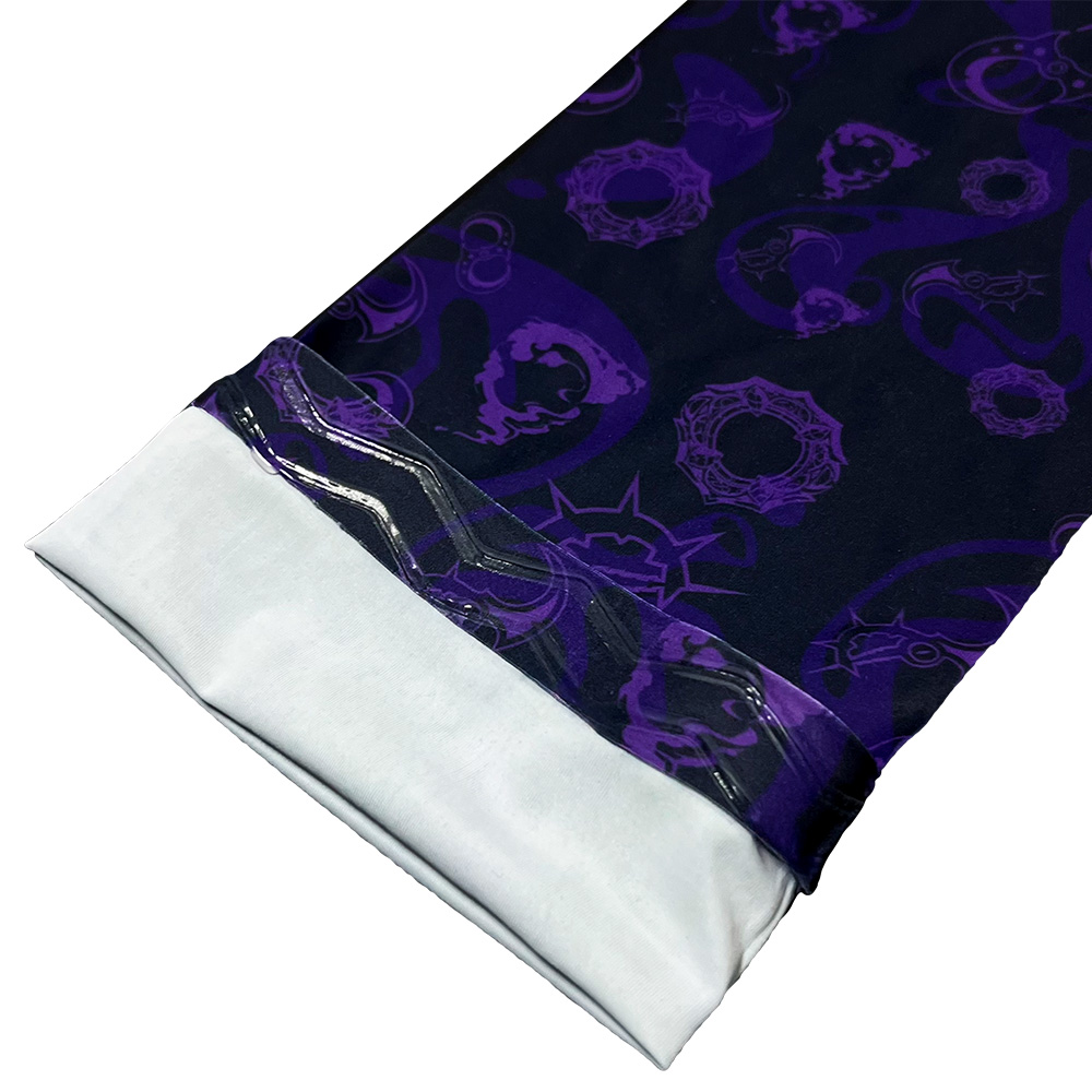 Ein violett-schwarzer Stoff mit Muster und einer weißen Krempe.
