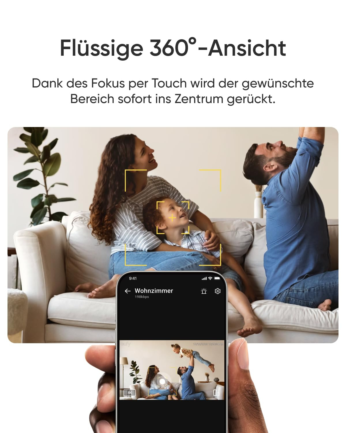 Smartphone montre l'appli photo avec une famille sur le canapé, avec du texte au-dessus.