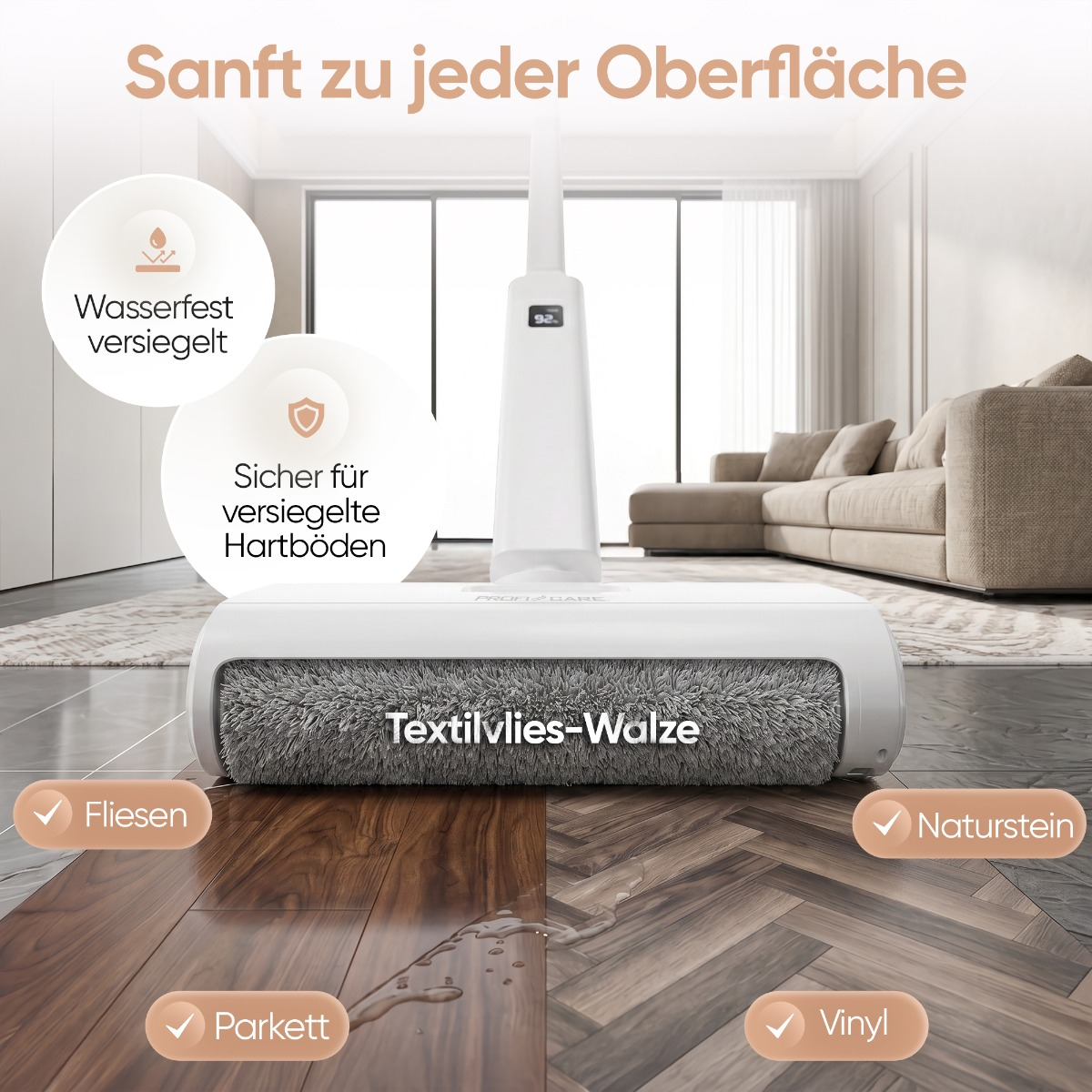 Ein weißer Bodenreiniger mit grauer Walze reinigt verschiedene Bodenbeläge in einem modernen Wohnzimmer.
