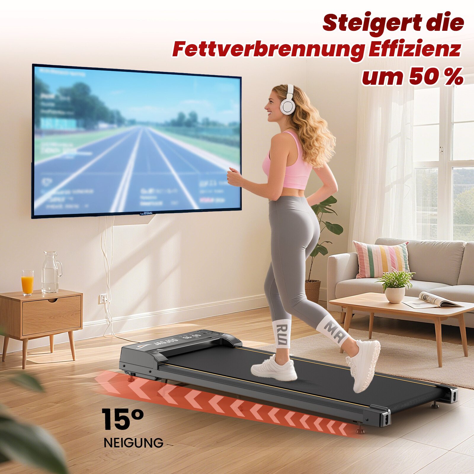Una mujer corre en una caminadora en la sala, viendo una carretera virtual en una gran televisión.
