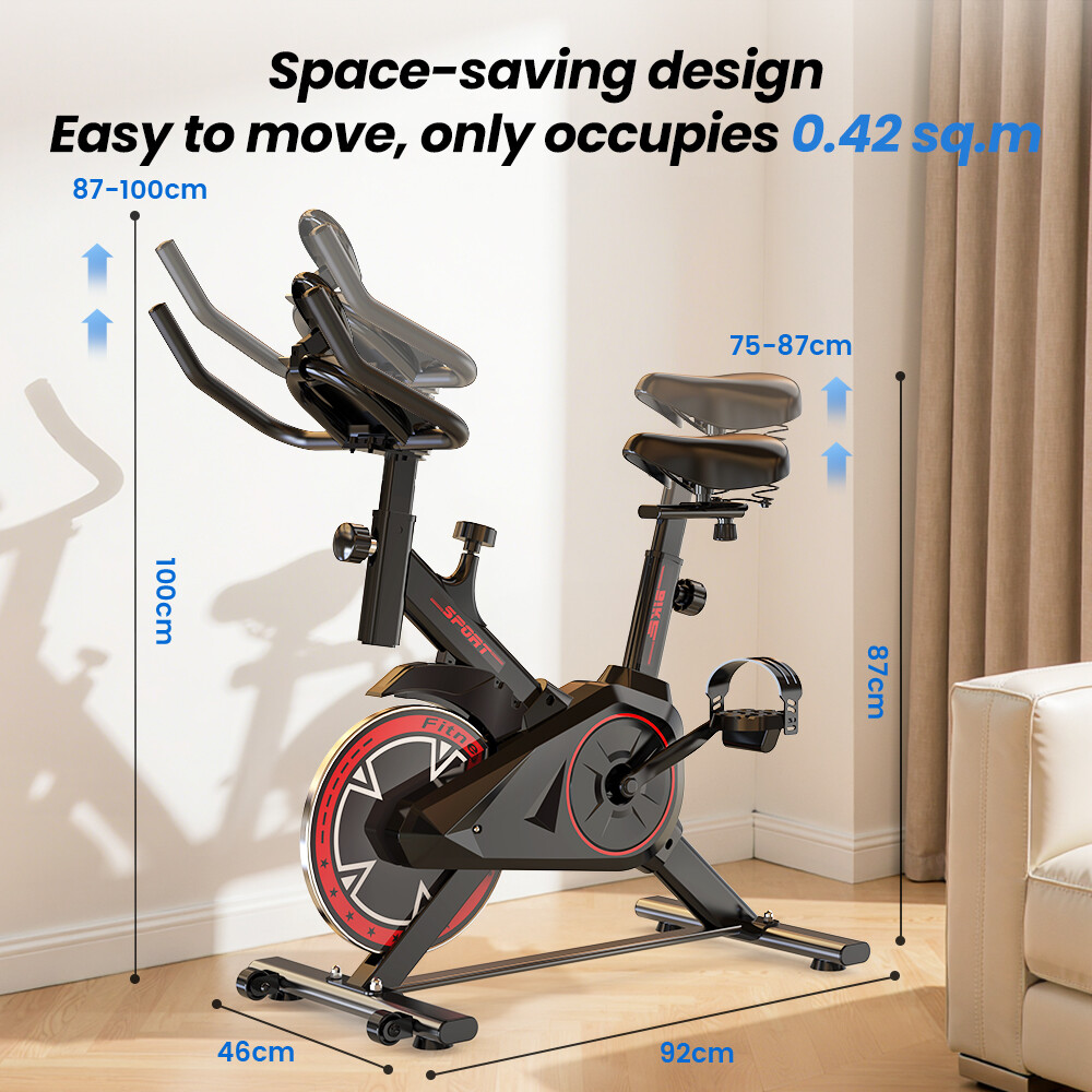 Bicicleta estática negra con medidas de altura y longitud superpuestas en una habitación.