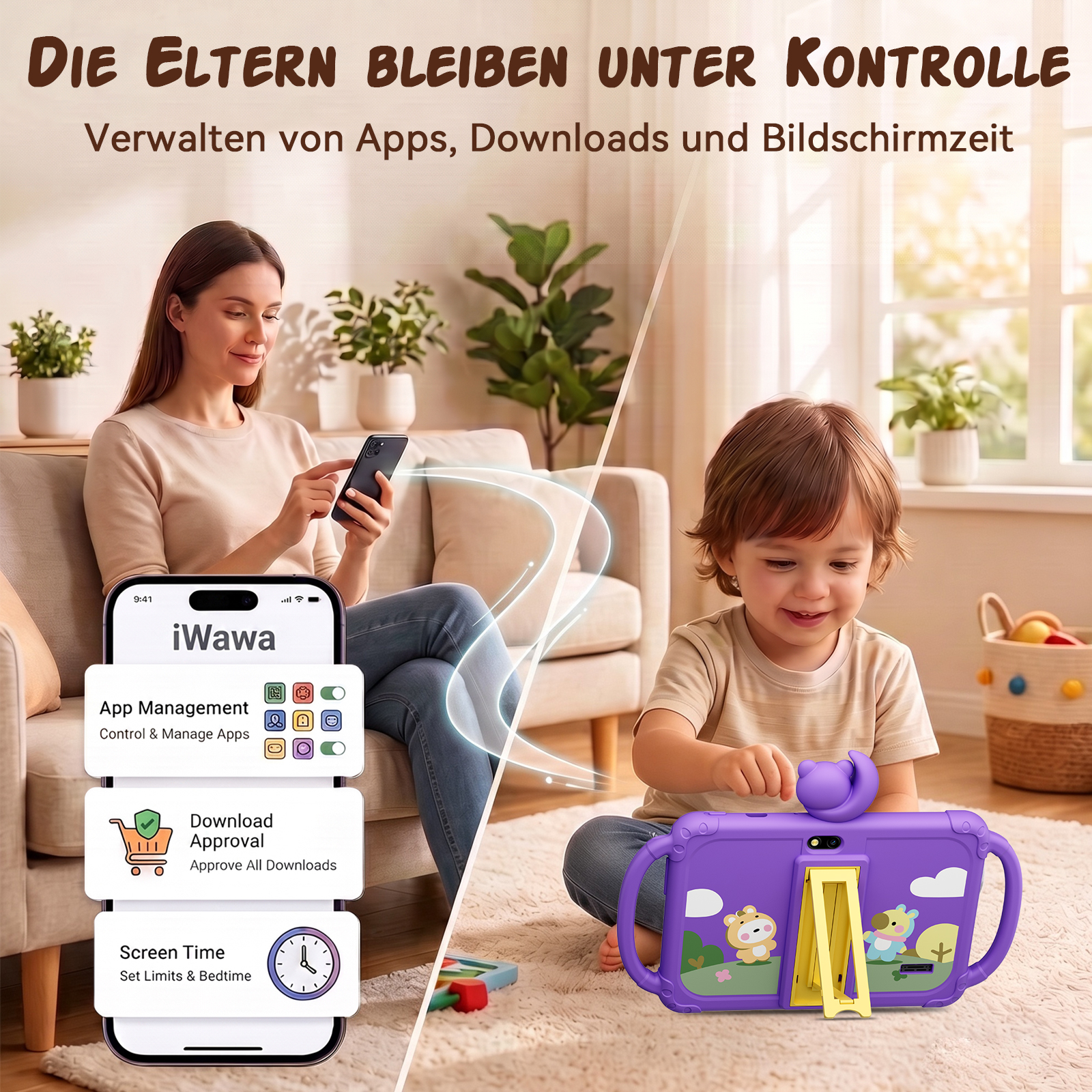 Eine Mutter sitzt auf dem Sofa und nutzt eine App auf dem Smartphone zur Kontrolle, während ein Kind auf dem Boden mit einem lila Tablet spielt.