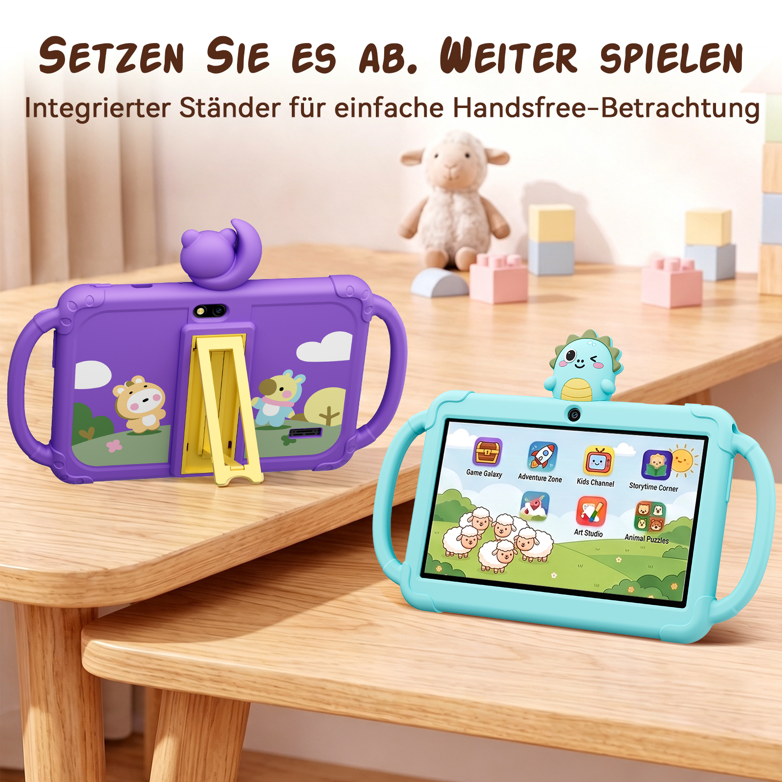 Zwei Kinder-Tablets mit Schutzhüllen in Lila und Hellblau stehen auf einem Holztisch mit Spielzeug im Hintergrund.