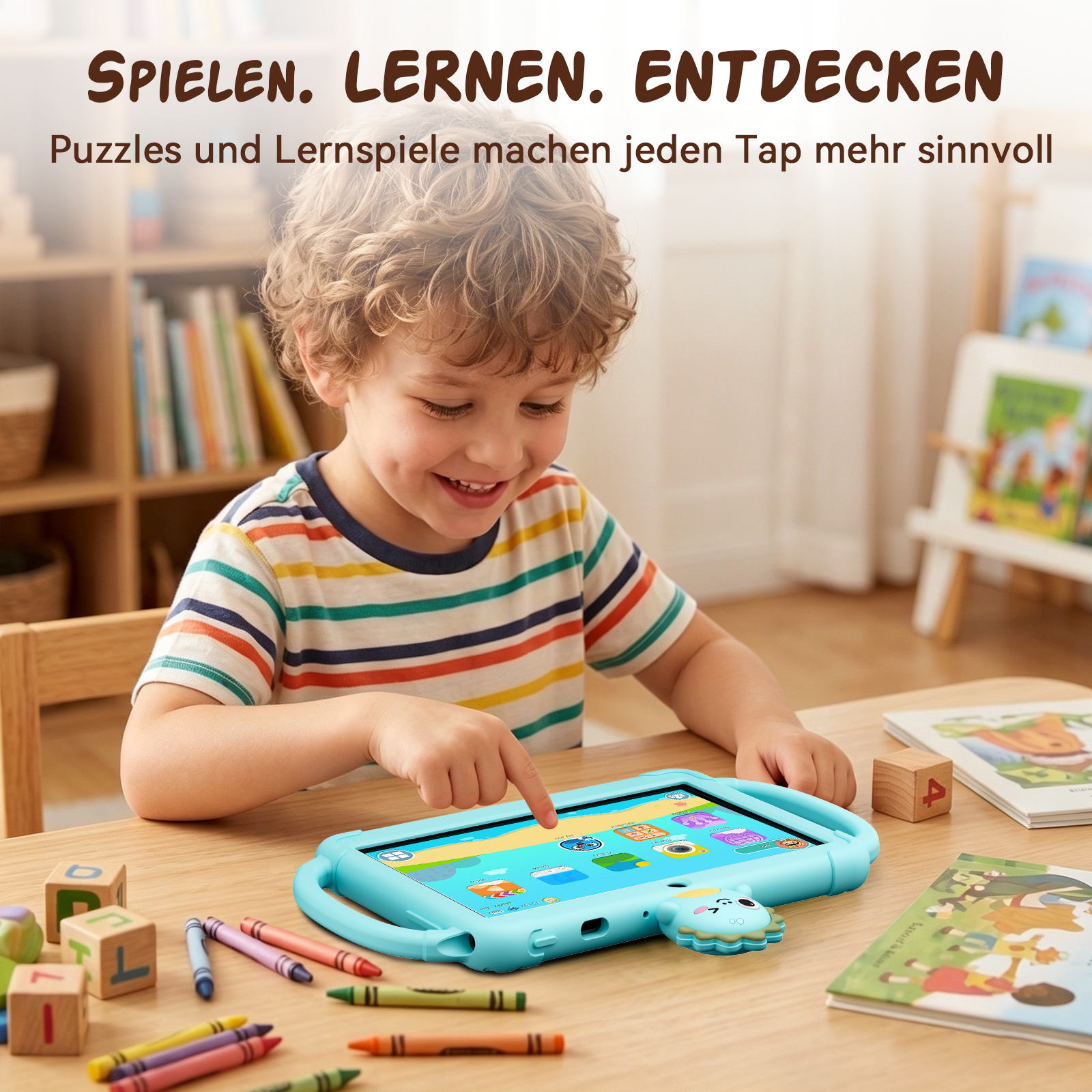 Ein kleiner Junge lächelt, während er auf einem blauen Kinder-Tablet an einem Holztisch tippt.