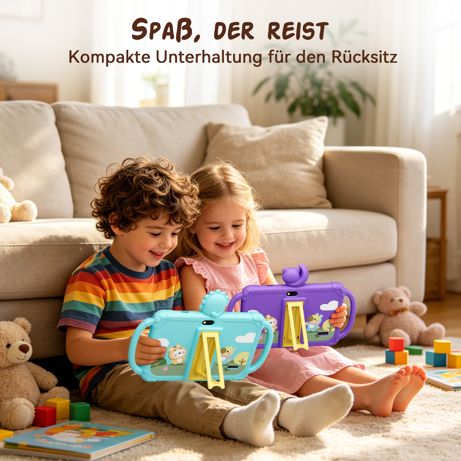 Zwei Kinder sitzen auf einem Teppich vor einem Sofa und spielen mit bunten Tablet-Hüllen.