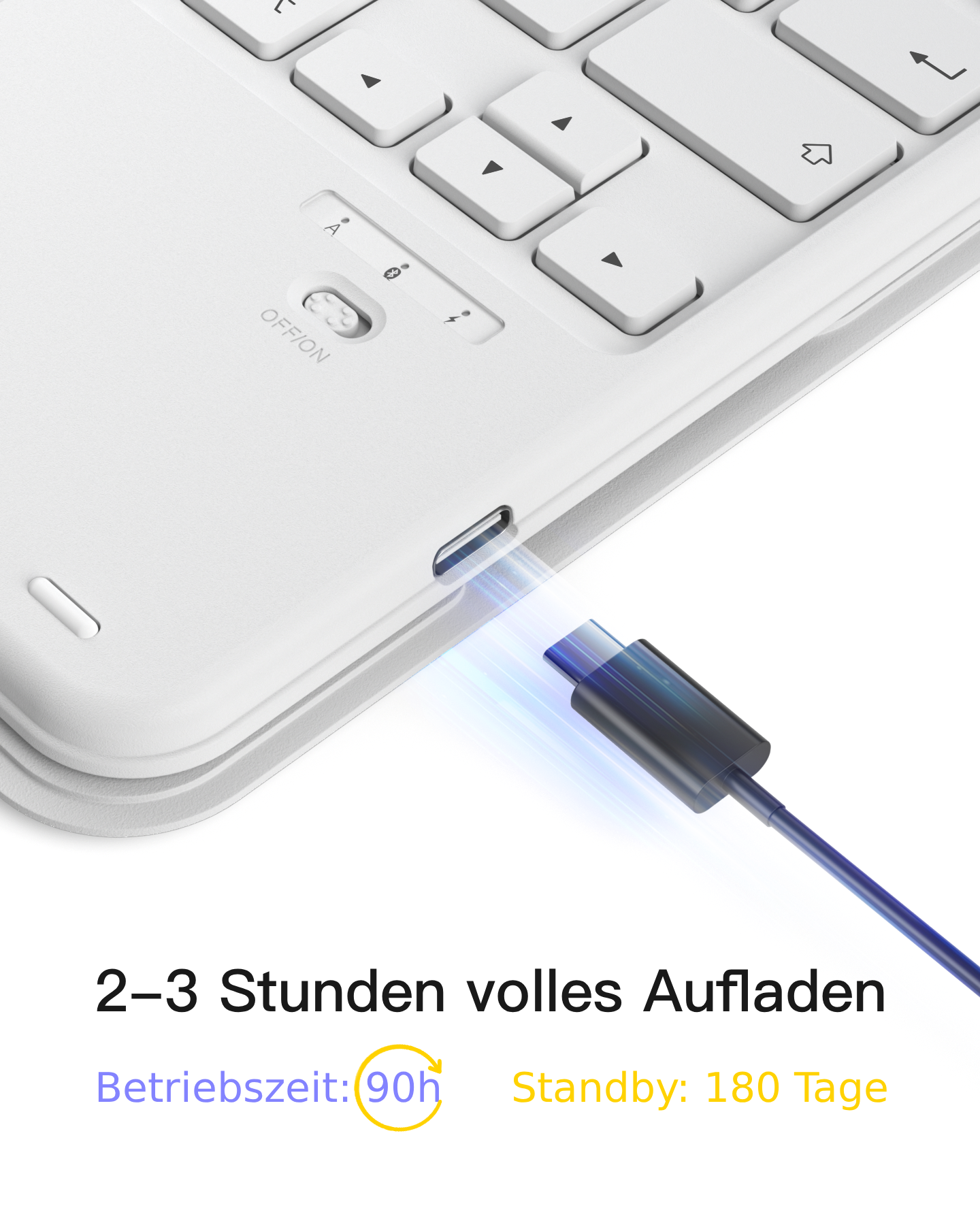 Ein USB-C-Kabel wird in eine weiße Tastaturhülle eingesteckt, mit Netzschalter und Batteriedaten unten.