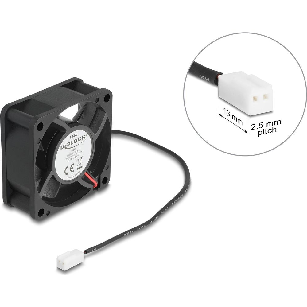 Ein schwarzer Delock-Lüfter mit Kabel und weißem Stecker. Eine Detailansicht zeigt die Steckermaße von 13 mm und 2.5 mm.