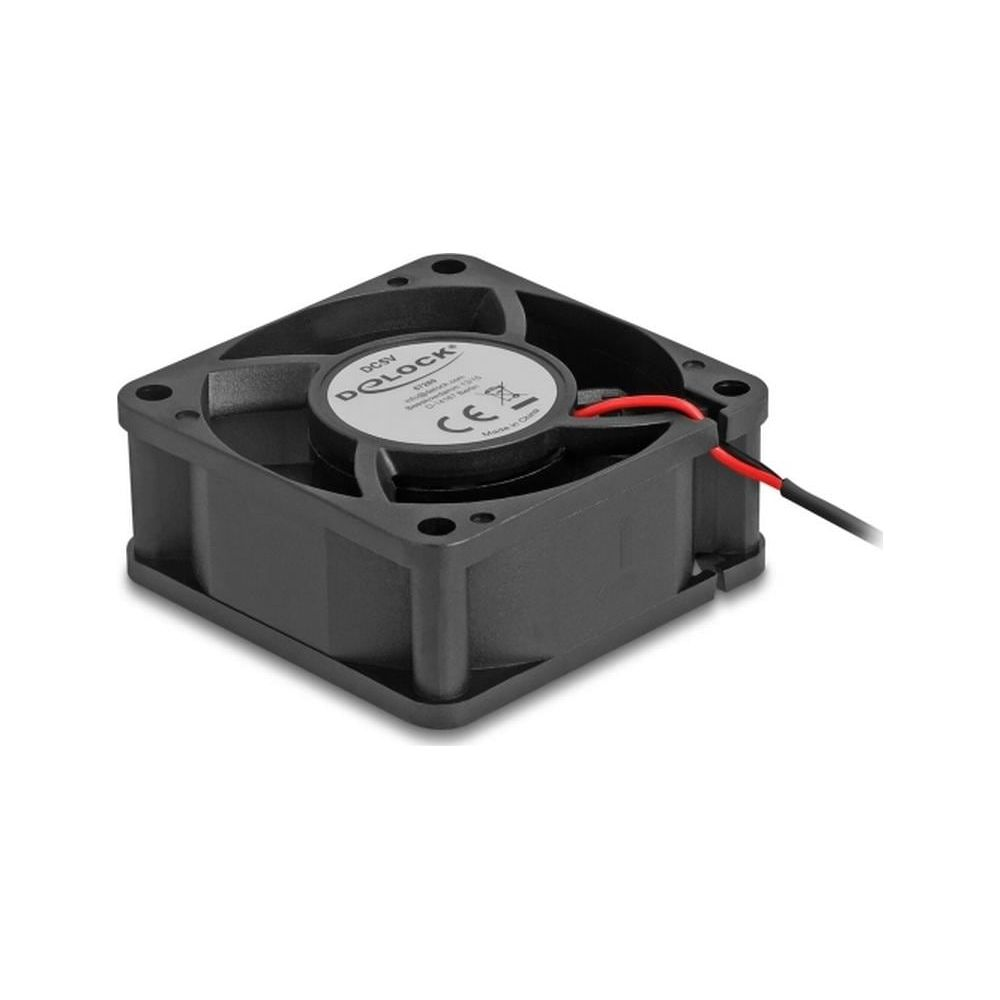 Ein schwarzer Delock PC-Lüfter mit rotem und schwarzem Kabel auf weißem Hintergrund.