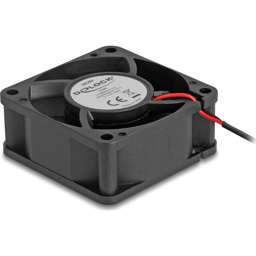 Schwarzer Delock DC 5V PC-Lüfter mit rotem und schwarzem Kabel auf weißem Hintergrund.
