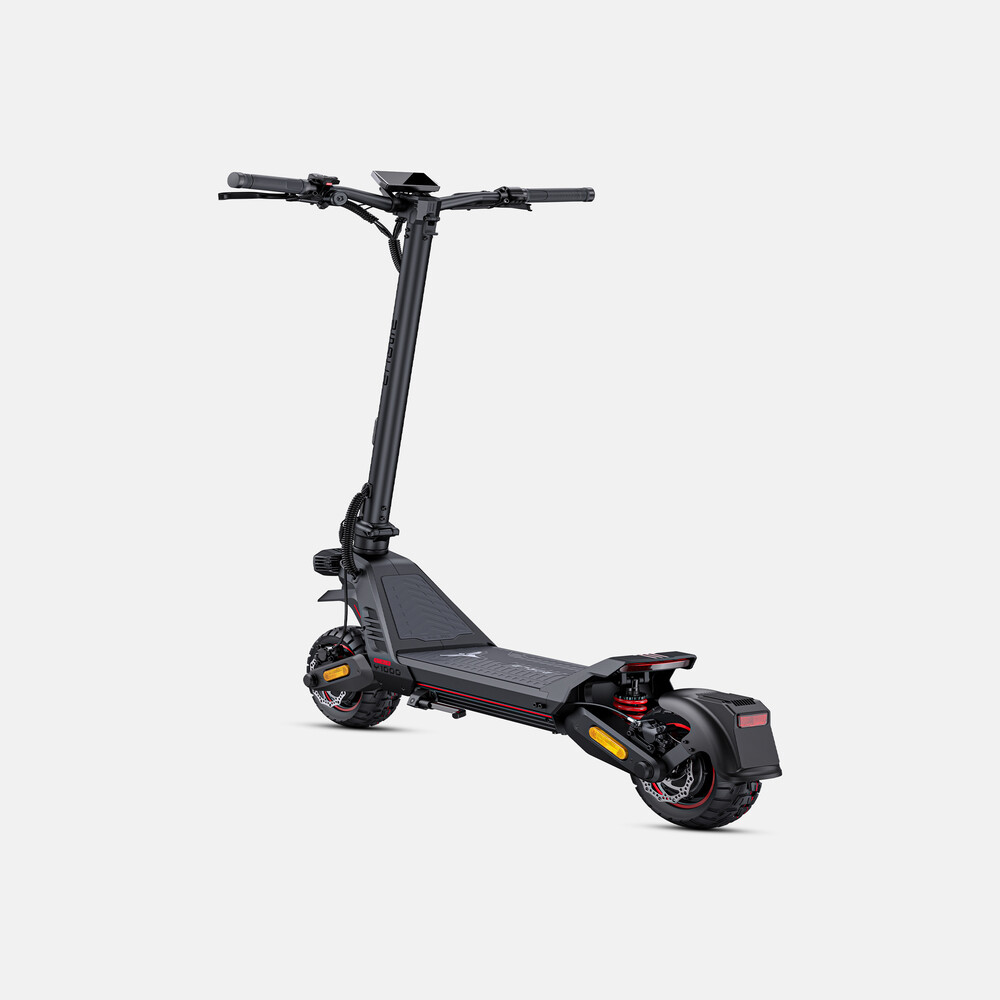 Un patinete eléctrico negro con una plataforma ancha, manillar y neumáticos grandes sobre fondo gris.