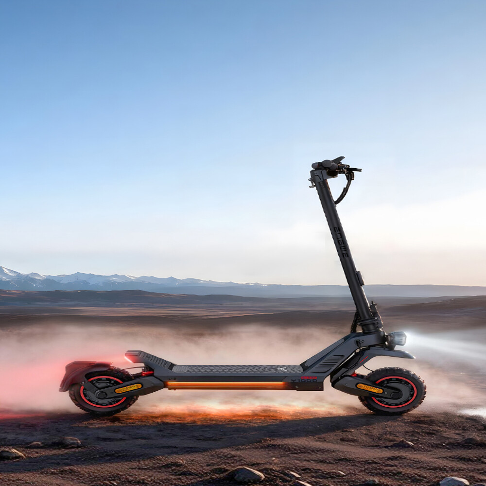 Un monopatín eléctrico negro con luces naranjas brillantes en un paisaje polvoriento.