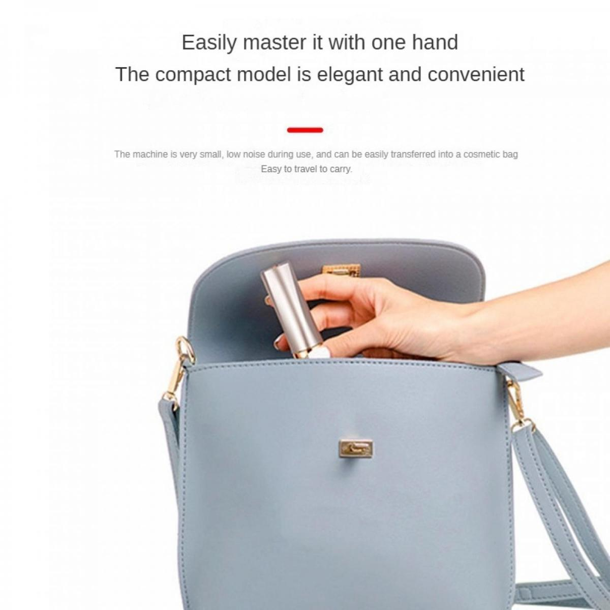 Eine Hand legt ein kleines goldenes Gerät in eine hellblaue Handtasche.
