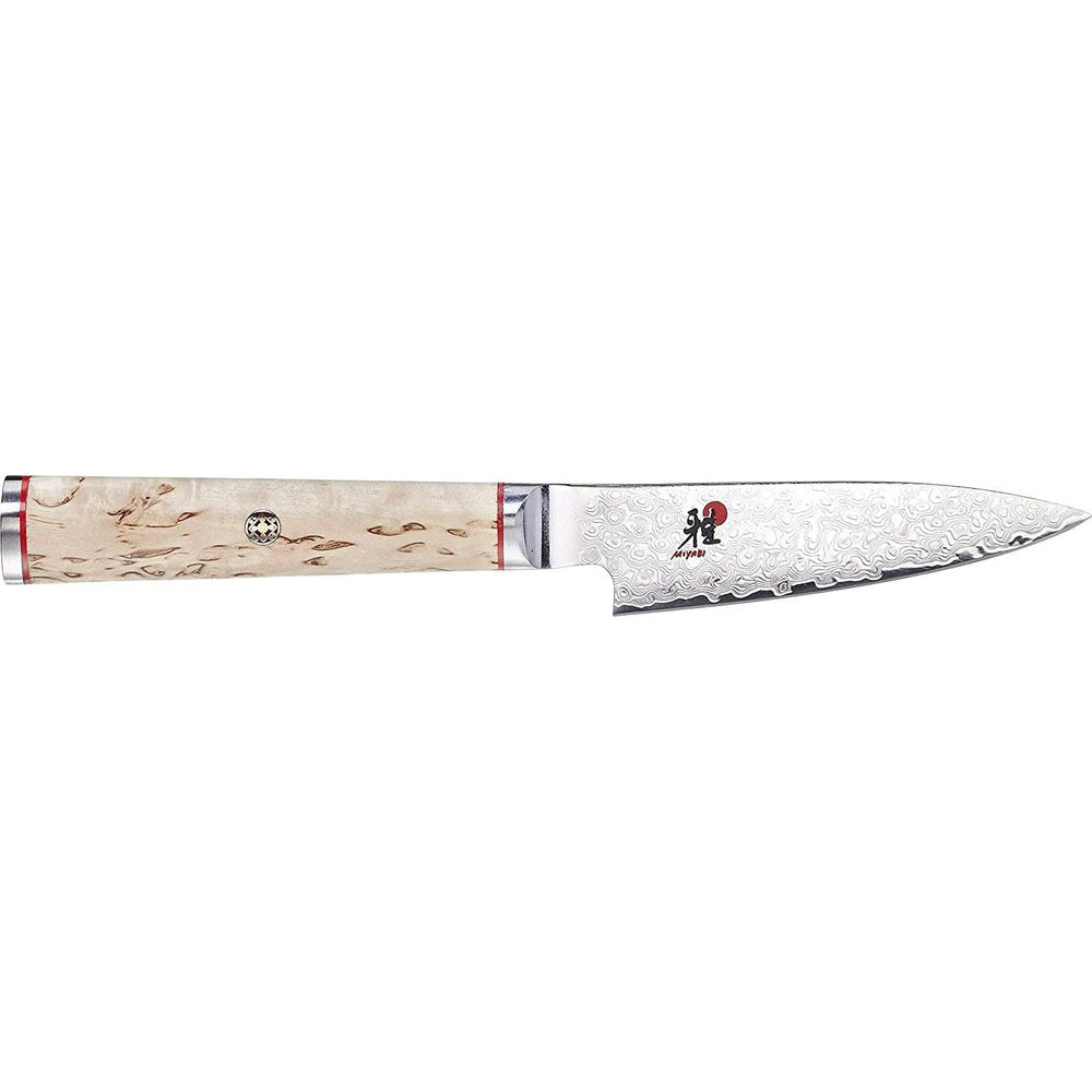 Ein Allzweckmesser mit gemusterter Stahlklinge und hellem Holzgriff vor weißem Hintergrund.