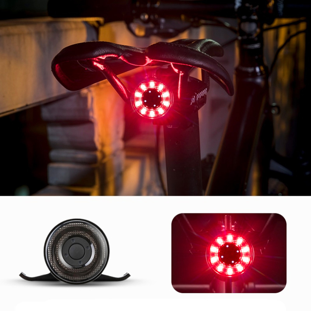 Ein hellrotes LED-Fahrradrücklicht unter einem Sattel, mit separaten Ansichten des ausgeschalteten und eingeschalteten Lichts.
