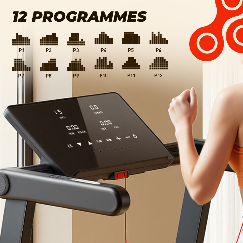 Una mujer corriendo en una caminadora con una consola digital que muestra 12 programas de entrenamiento.