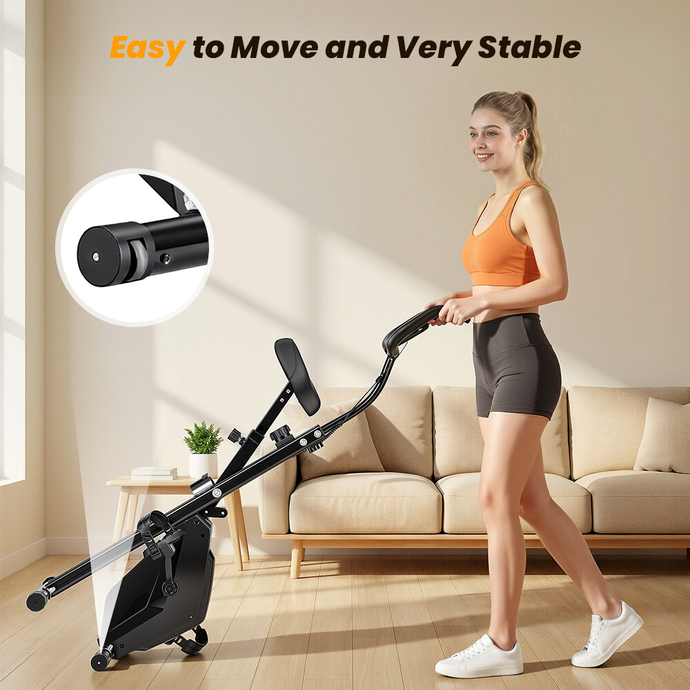 Una mujer con ropa deportiva empuja una máquina de ejercicio plegable en una sala con sofá.