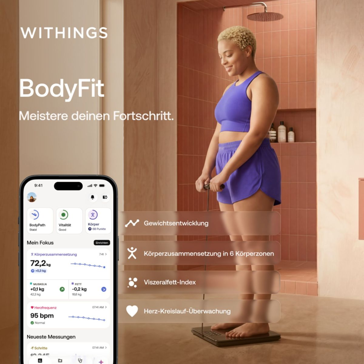 Eine Frau in Sportkleidung steht auf einer Withings Körperanalysewaage, daneben ist eine Smartphone-App zu sehen.