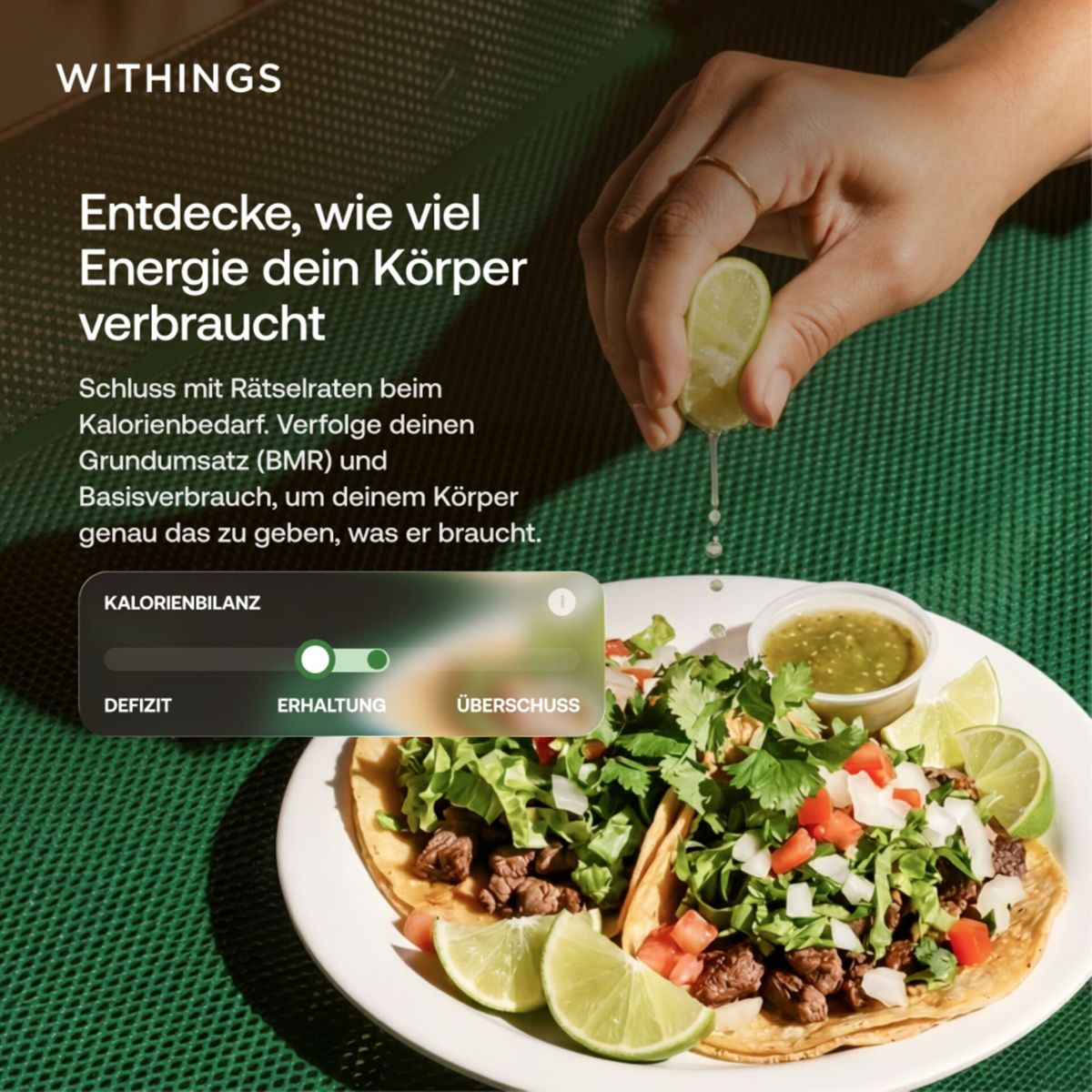 Eine Hand presst Limette über Tacos, neben deutschem Text und einer Kalorienbilanz-Anzeige.