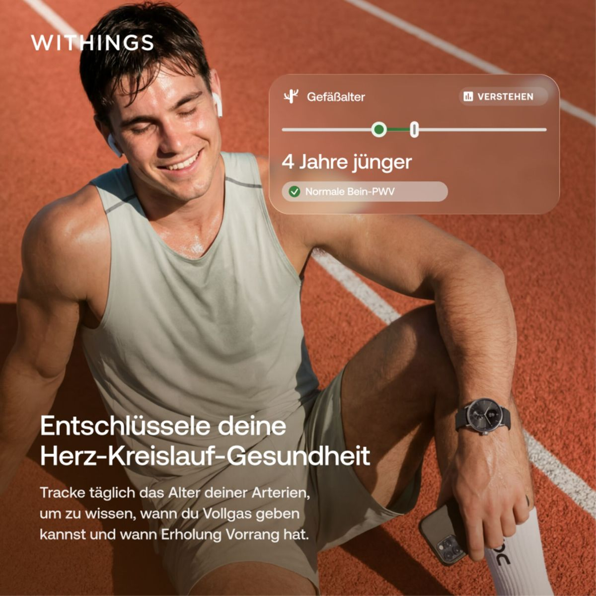 Ein Sportler sitzt auf einer Laufbahn und lächelt, während ein Withings-App-Fenster seine Gefäßalterung anzeigt.