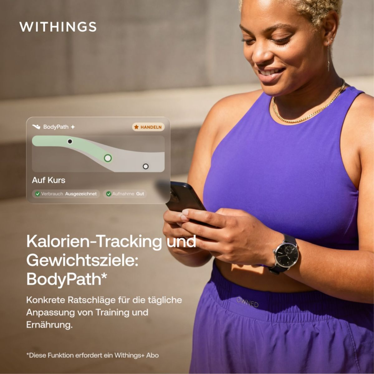Eine Frau in violetter Sportkleidung lächelt und bedient ihr Smartphone. Text und App-Grafik im Bild.