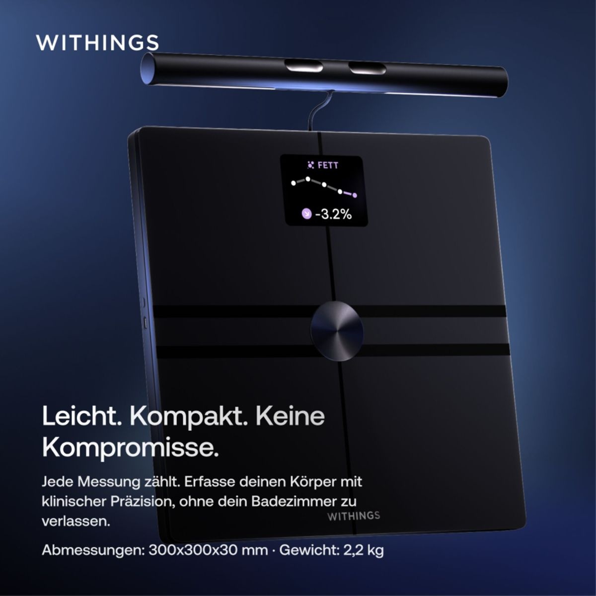 Schwarze Withings Körperwaage mit digitalem Display und Messgriff auf blauem Hintergrund mit deutschem Text.