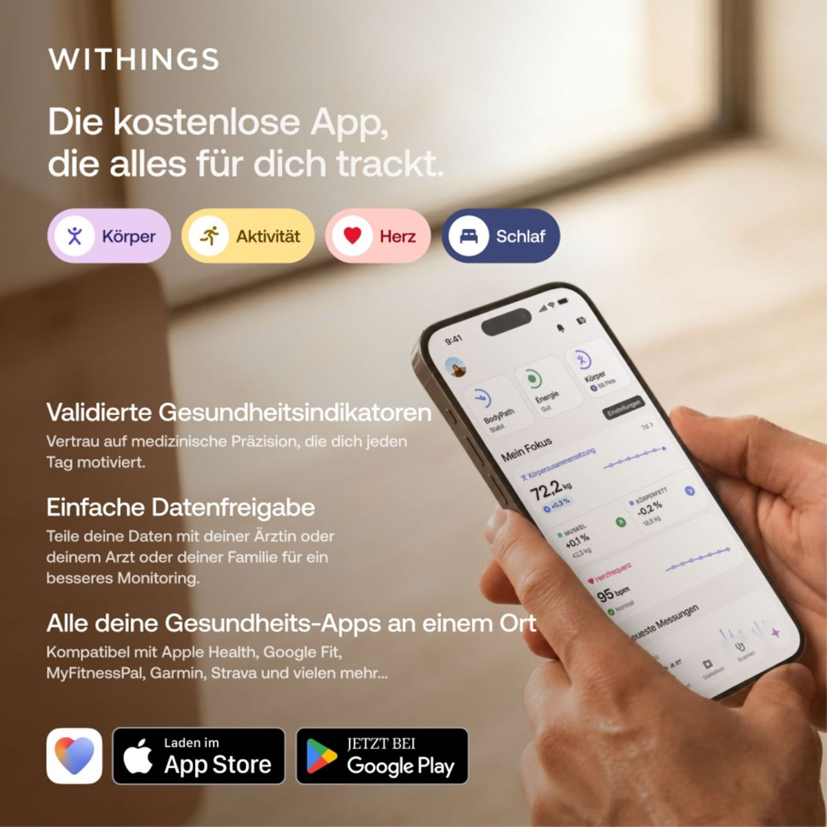 Hand hält Smartphone mit Withings-Gesundheits-App, im Hintergrund Text und App-Store-Symbole.