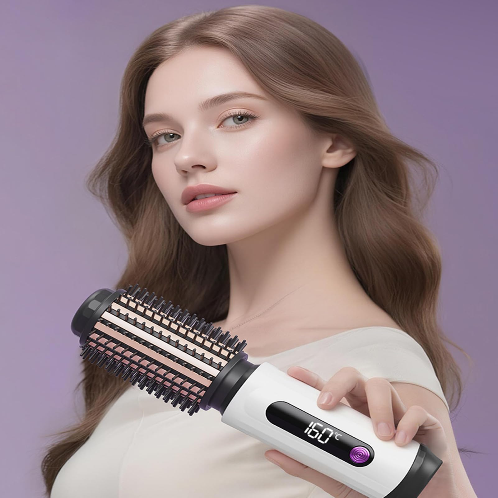 Eine Frau mit welligem braunem Haar hält eine weiße und roségoldene Warmluft-Stylingbürste vor violettem Hintergrund.