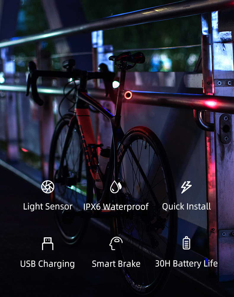 Un vélo noir et rouge garé contre une rambarde la nuit, avec des icônes de fonctionnalités et du texte.