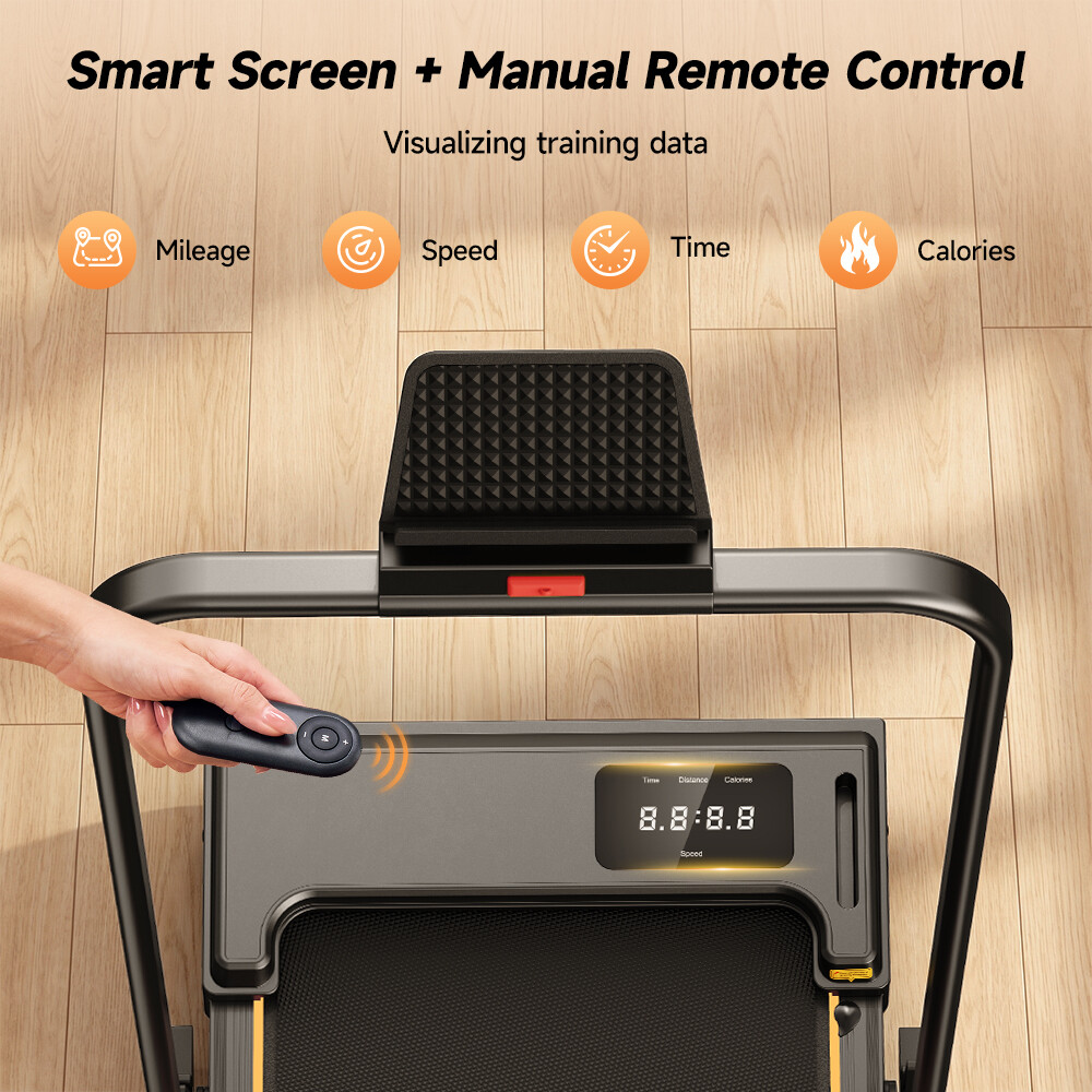 Mano sostiene control remoto ante pantalla de caminadora con suelo de madera.