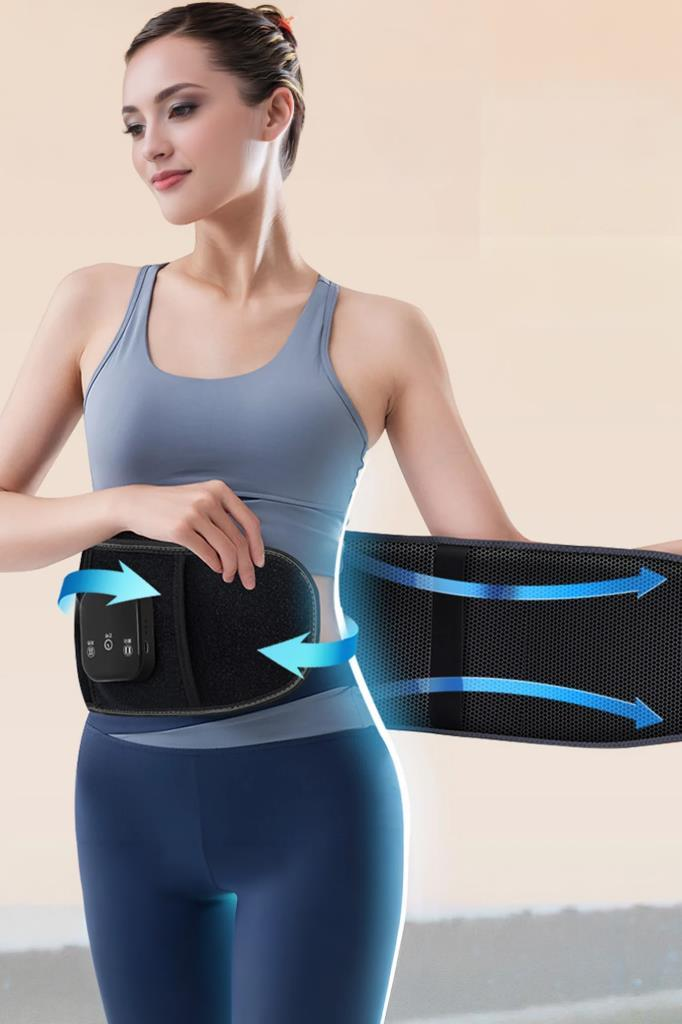 Gri üst ve mavi tayt giyen bir kadın beline siyah bir fitness kemeri sarıyor.
