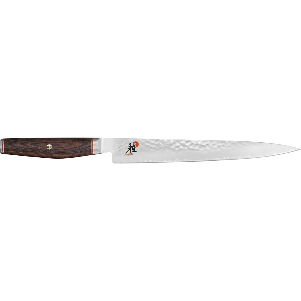 Ein schlankes Küchenmesser mit dunkelbraunem Holzgriff und geklopfter Edelstahlklinge vor weißem Hintergrund.