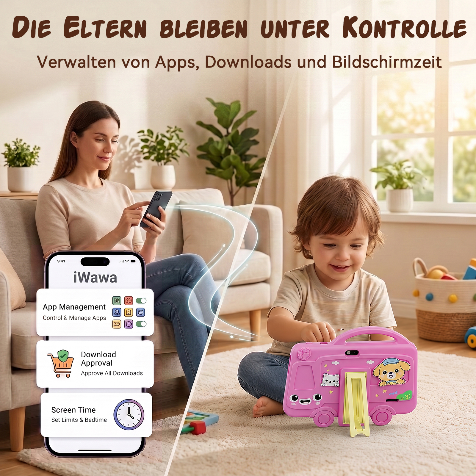 Mutter sitzt auf dem Sofa und nutzt eine App auf dem Smartphone, während ein Kind auf dem Teppich mit einem Tablet spielt.