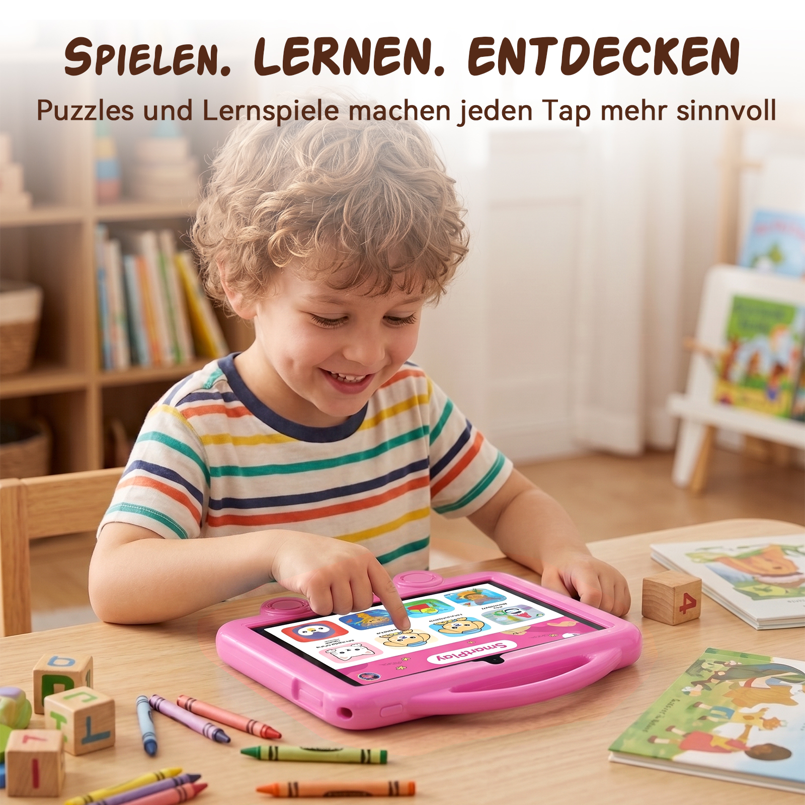 Ein blondes Kind tippt auf einem rosafarbenen Tablet in einem hellen Zimmer.